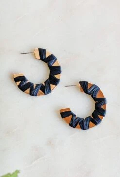 Get A Clue Earrings In Black