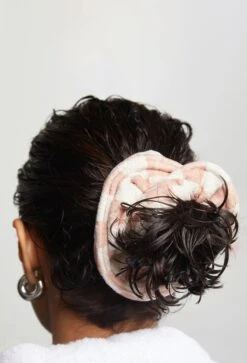 Kitsch Microfiber Towel Scrunchies In Checker 6 Kitsch Microfiber Towel Scrunchies In Checker -Modern Women Wear kitsch quickdry towel scrunchies 2